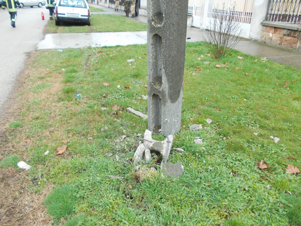 2016.03.15. �ll�n Szg. villanyoszlopnak �tk�z�tt, az oszlop kid�lt 1